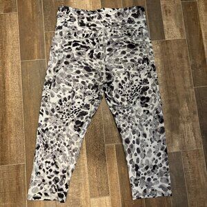 Champion 3/4 length black and white patterned leggings